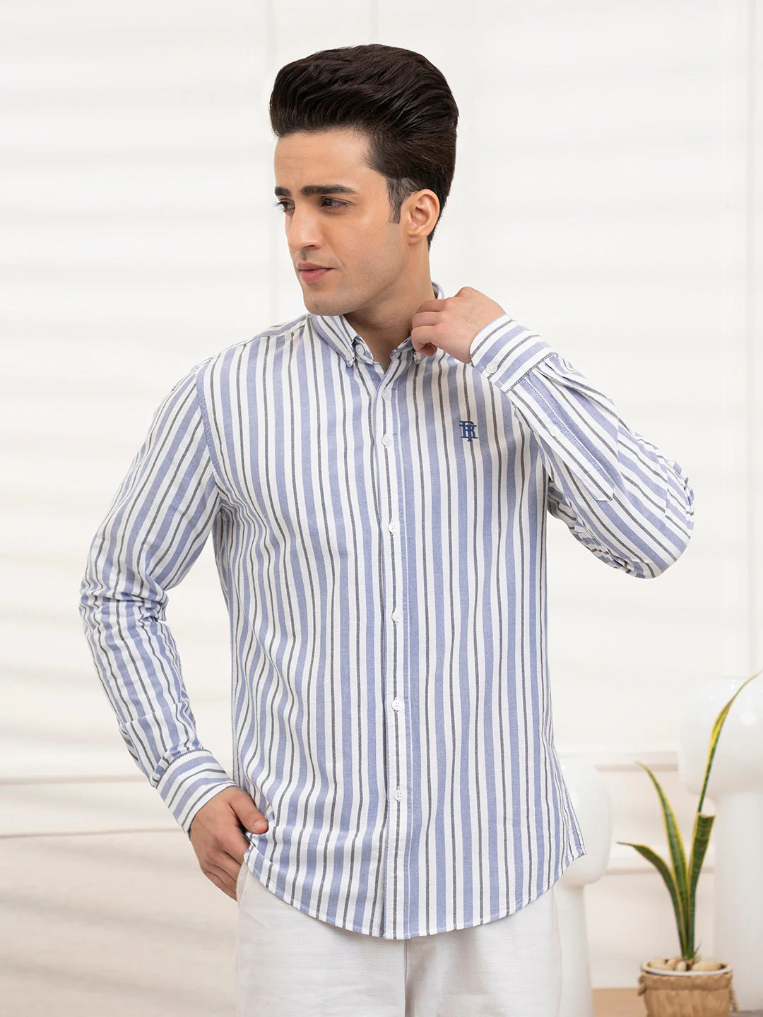 Men's Oxford Shirt With Verticle Stripes For Casual Look - Image 2